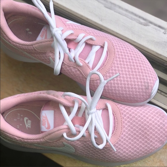 Women’s light pink nike running shoes - Picture 2 of 3